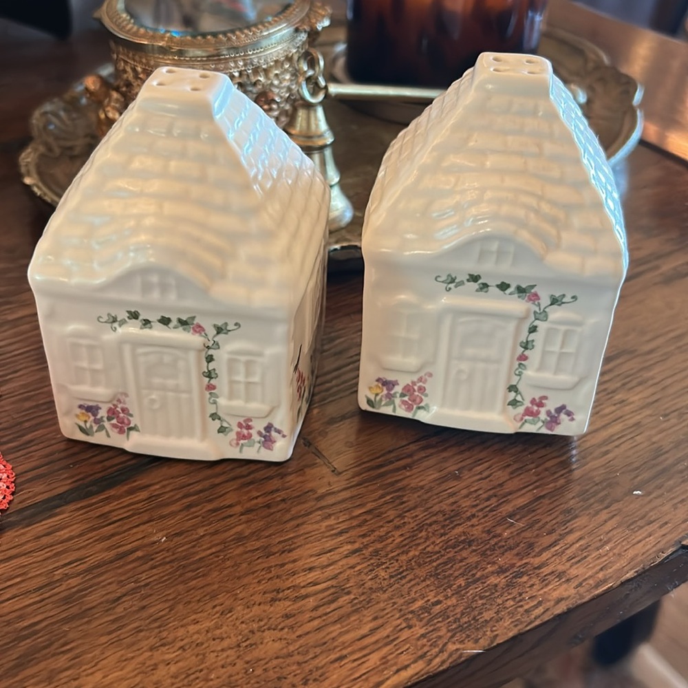 Pfaltzgraff Cape May Cottage Salt and Pepper Shakers - Cream with Floral Accents - Picture 3 of 6